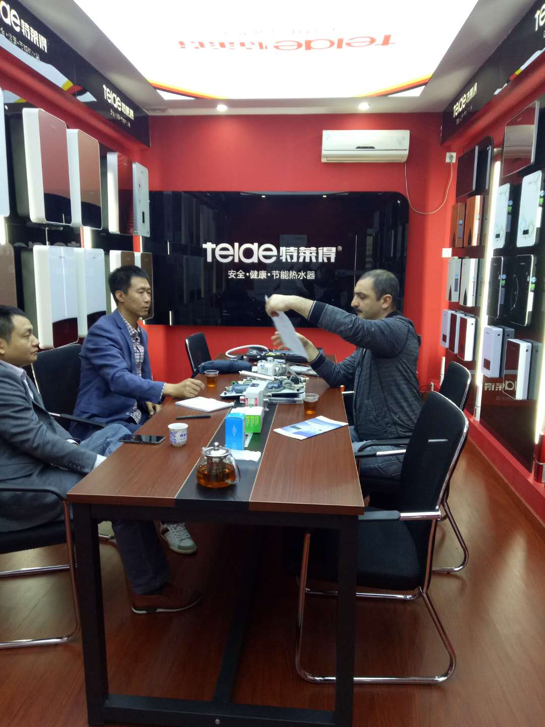 烈歡迎俄羅斯客戶蒞臨我司，恭賀成功簽約！